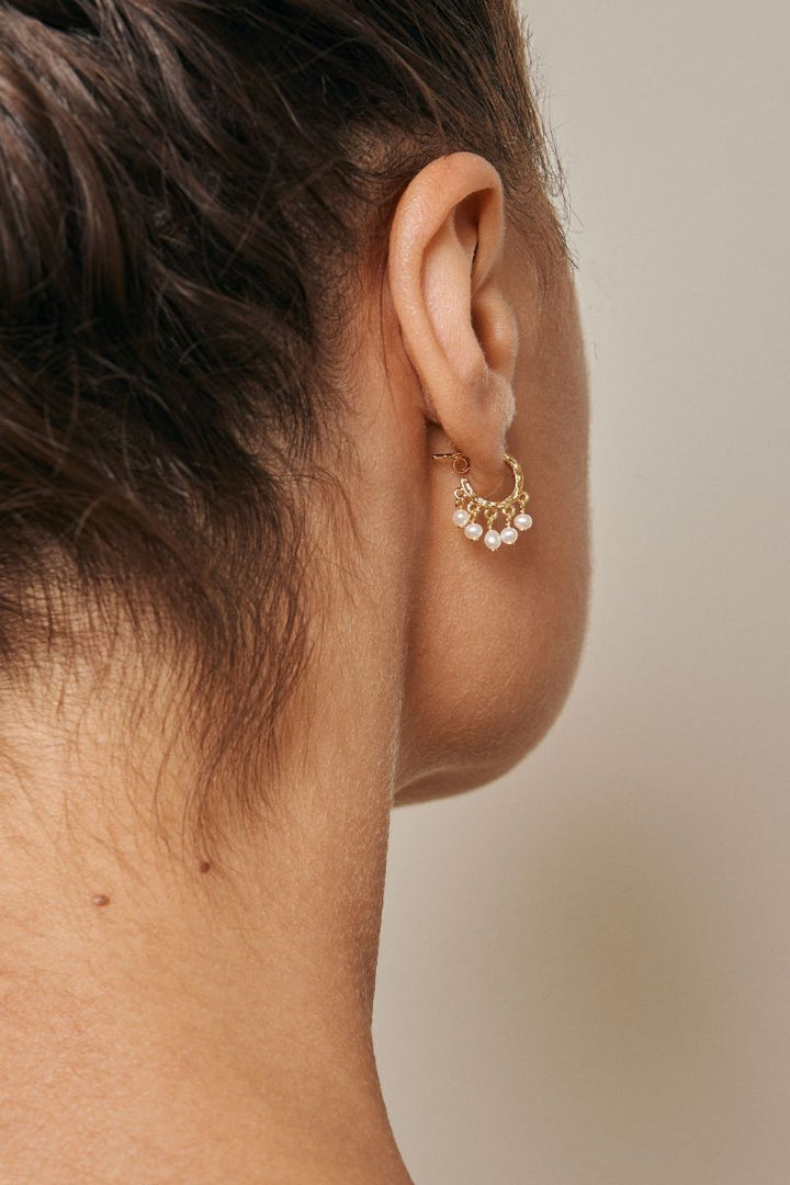 Astrid | Pearl | Earrings fra Enamel