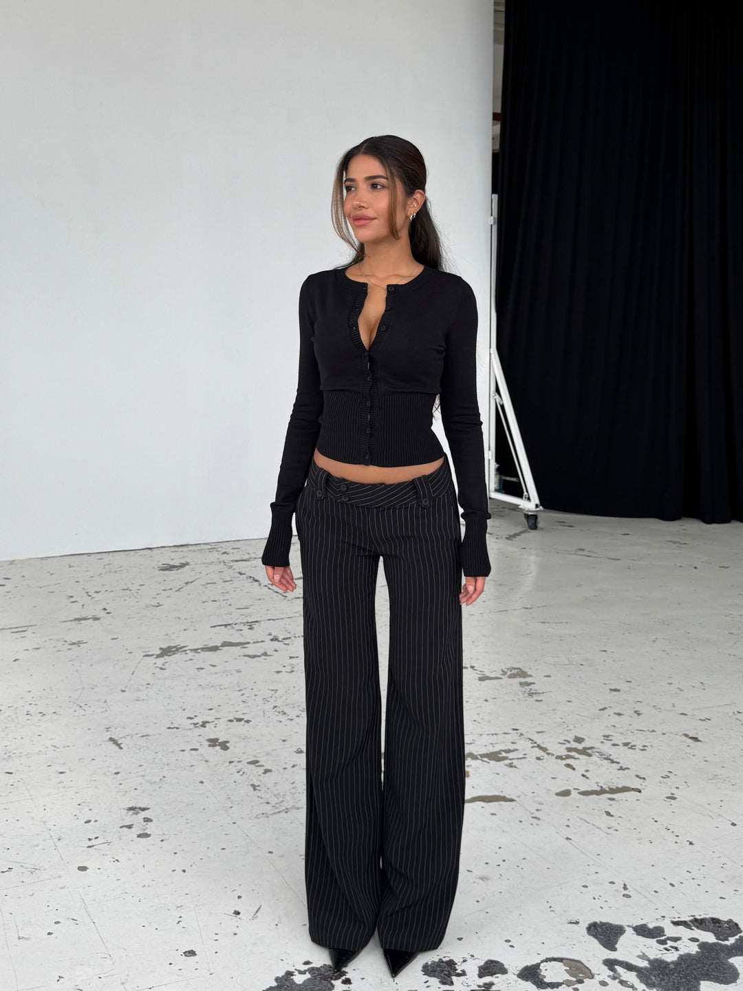 Button low waist bukser - sort stribet