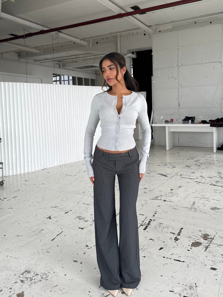 Button low waist bukser - mørk grå stribet
