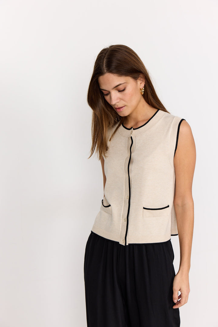 DOLLIE 792 gennemknappet top