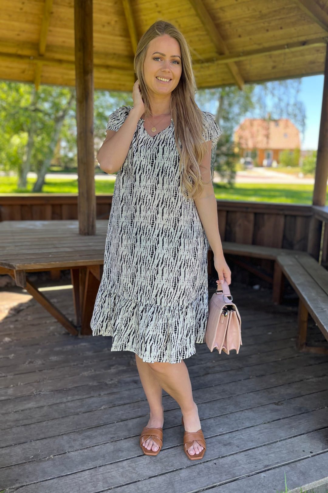 Sunrise Crop CarolaCC Dress | OffWhite/Black | Kjole fra Co'couture