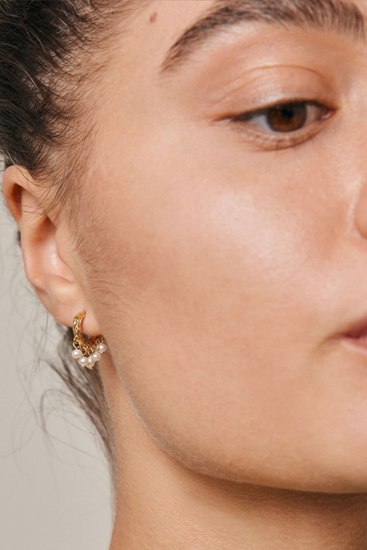 Astrid | Pearl | Earrings fra Enamel