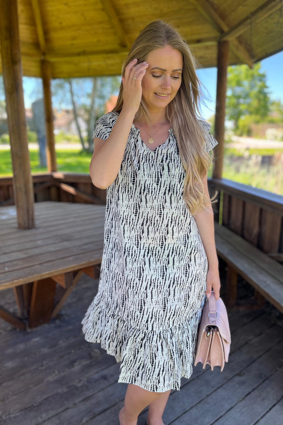 Sunrise Crop CarolaCC Dress | OffWhite/Black | Kjole fra Co'couture