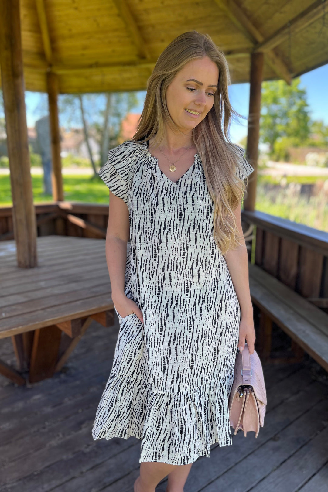 Sunrise Crop CarolaCC Dress | OffWhite/Black | Kjole fra Co'couture
