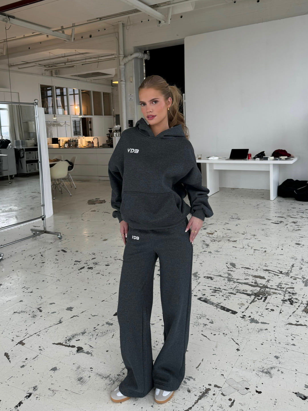 VDB Hoodie - mørk grå meleret