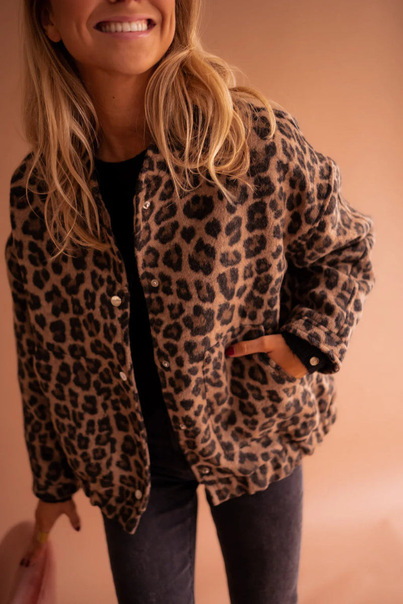 ALESSIA | Leopardjakke med Modig Stil og Alsidig Elegance